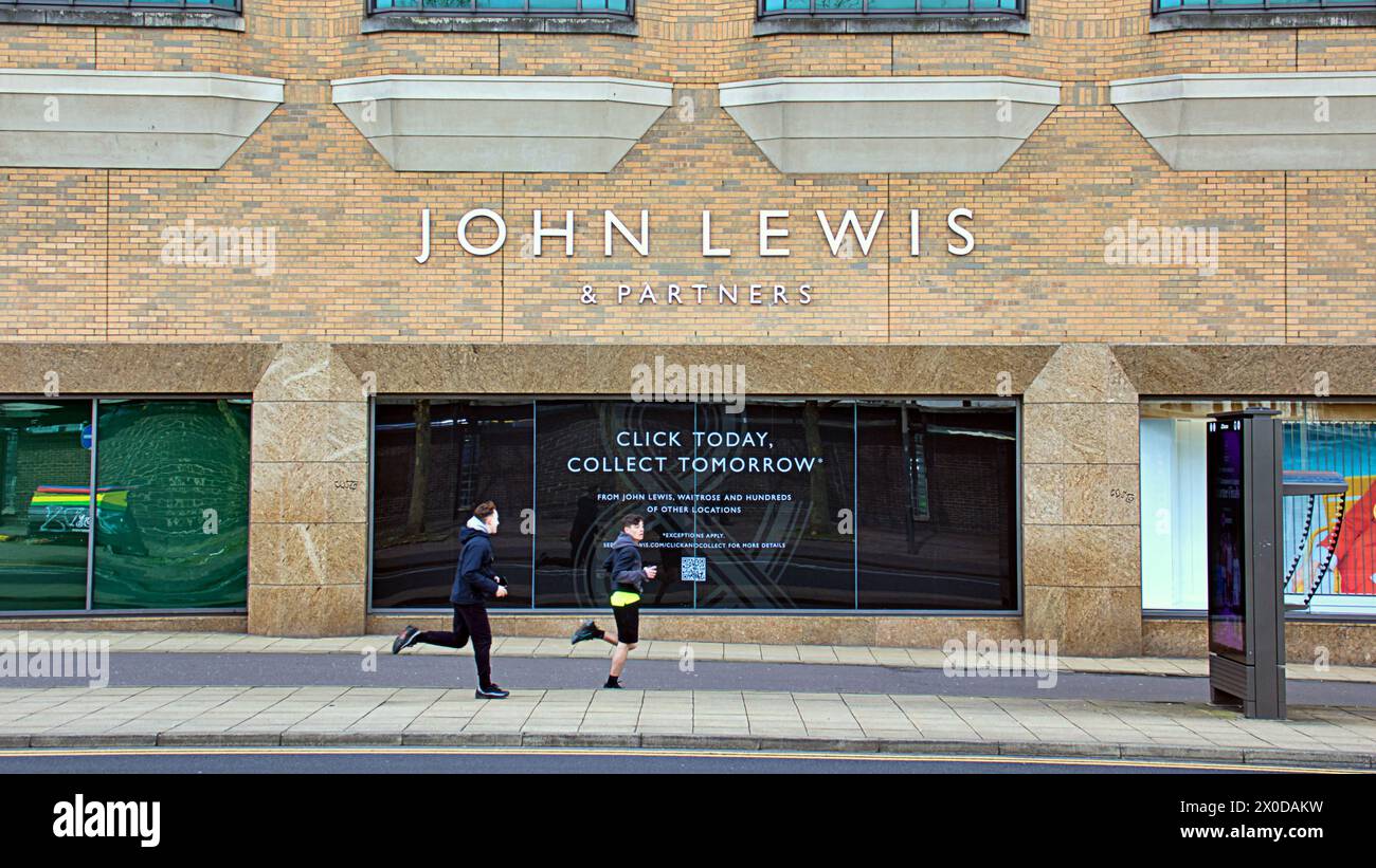 Glasgow, Scozia, Regno Unito. 11 aprile 2024: Meteo nel Regno Unito: john lewis e i suoi partner presso le gallerie Buchanan Sunny and Warm in città. Credit Gerard Ferry/Alamy Live News Foto Stock