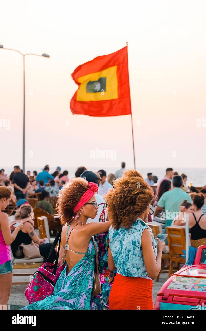 Donne colorate con acconciature afro al Café del Mar di Cartagena, Colombia Foto Stock