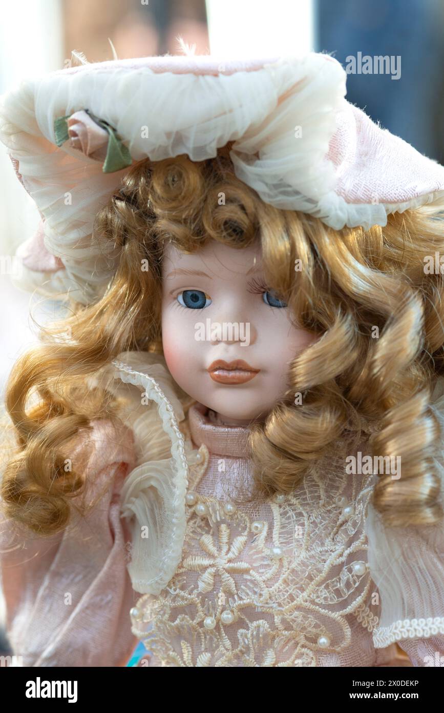 Testa della bambola con cappello e capelli lunghi e ricci Foto Stock