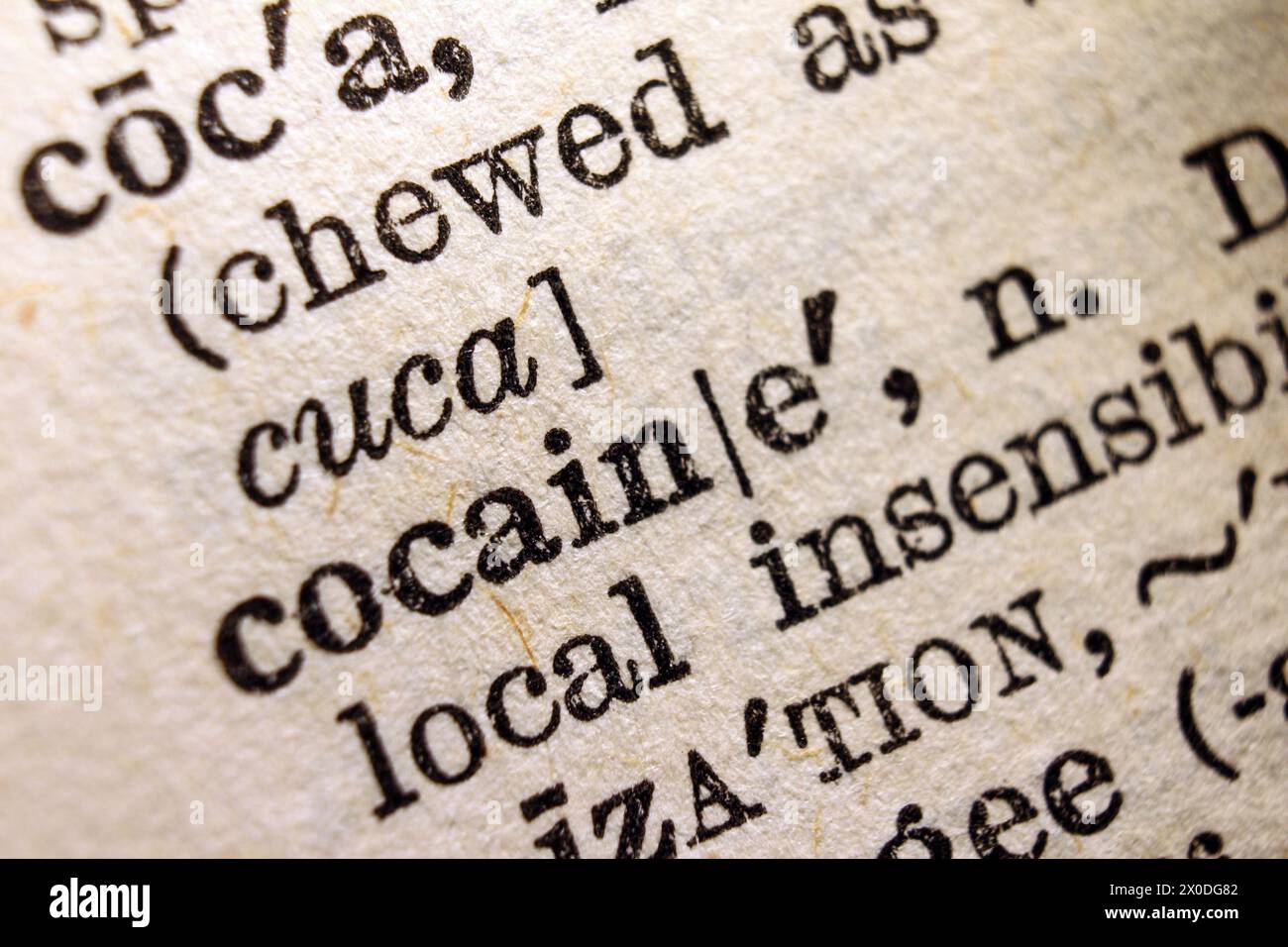 Cocaina di parole sulla pagina del dizionario, primo piano della macro Foto Stock
