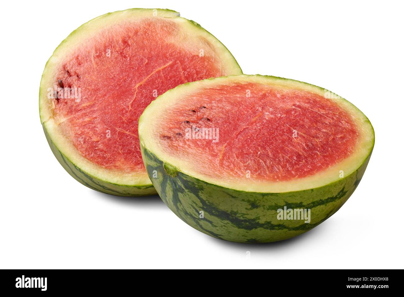 anguria fresca a fette, sfondo bianco isolato, frutta di stagione calda succosa e nutriente tagliata a metà Foto Stock