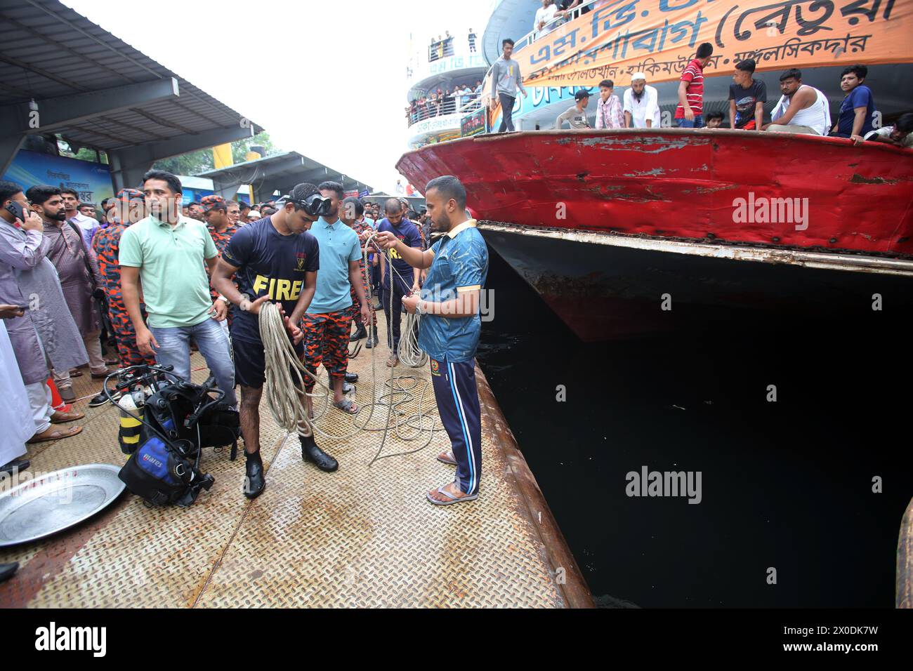 Dhaka, Wari, Bangladesh. 11 aprile 2024. Vigile del fuoco, funzionari di sicurezza e persone locali si riuniscono in seguito a un incidente navale al terminal navale di Sadarghat a Dacca, Bangladesh, 11 aprile 2024. Secondo la polizia fluviale, almeno cinque persone sono state uccise dopo che la corda di una nave è stata strappata durante un tentativo di parcheggio da parte di un'altra nave al terminal delle navi Sadarghat a Dacca. (Credit Image: © Habibur Rahman/ZUMA Press Wire) SOLO PER USO EDITORIALE! Non per USO commerciale! Foto Stock