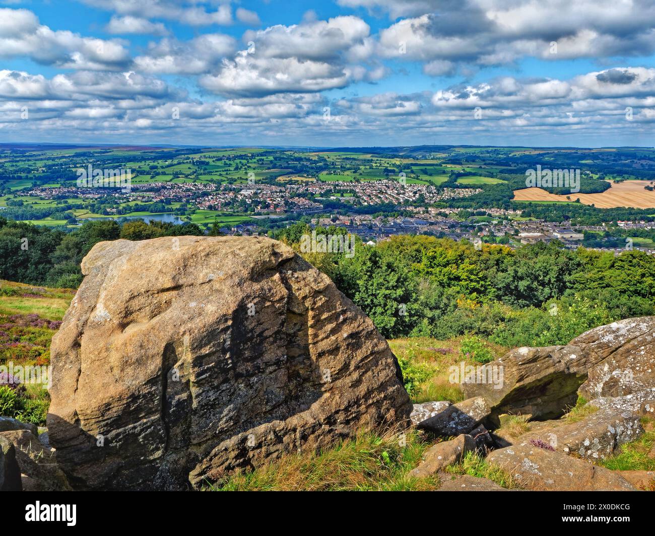 Regno Unito, West Yorkshire, Otley, Otley Chevin, Surprise View con vista su Otley Town. Foto Stock