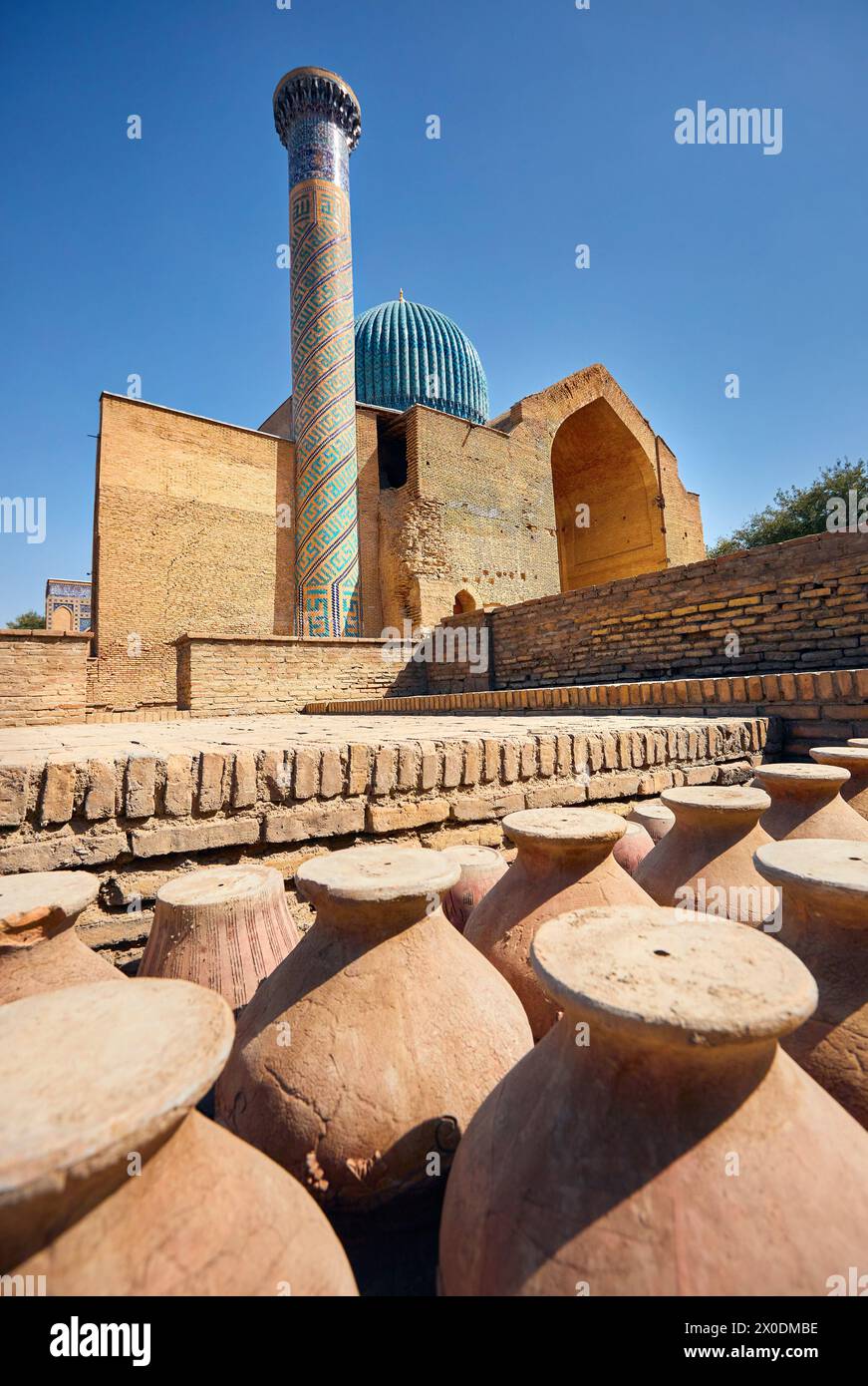 Esterno del vecchio edificio del Mausoleo Gur Emir con minareto e cupola blu di Tamerlano Amir Timur a Samarcanda, Uzbekistan Foto Stock