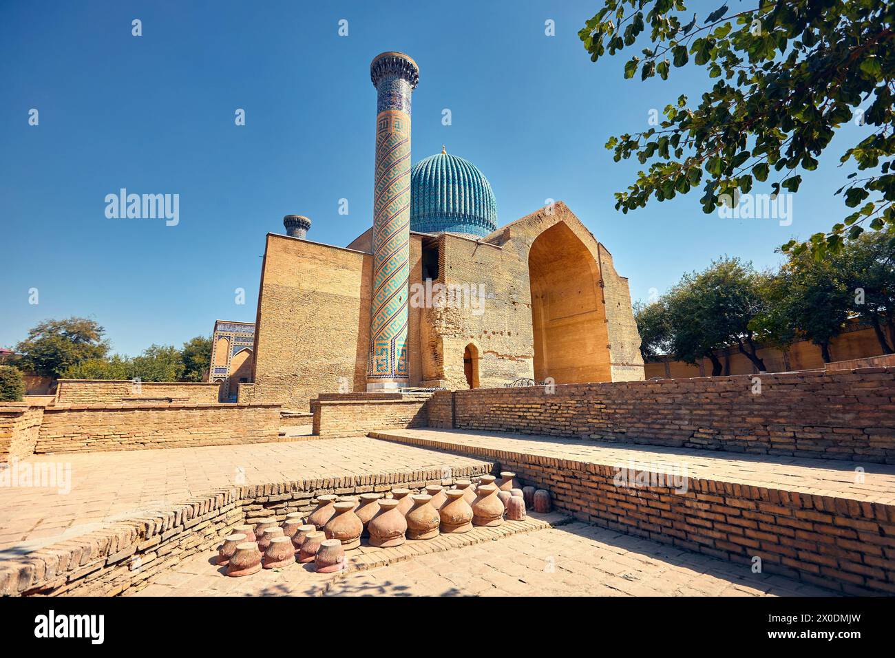 Esterno del vecchio edificio del Mausoleo Gur Emir con minareto e cupola blu di Tamerlano Amir Timur a Samarcanda, Uzbekistan Foto Stock