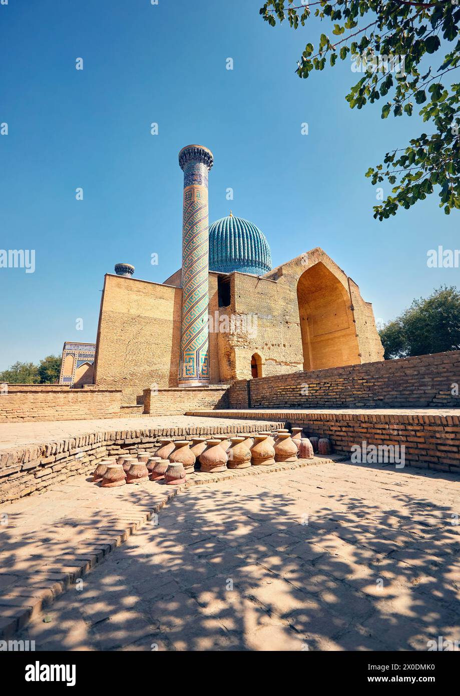 Esterno del vecchio edificio del Mausoleo Gur Emir con minareto e cupola blu di Tamerlano Amir Timur a Samarcanda, Uzbekistan Foto Stock