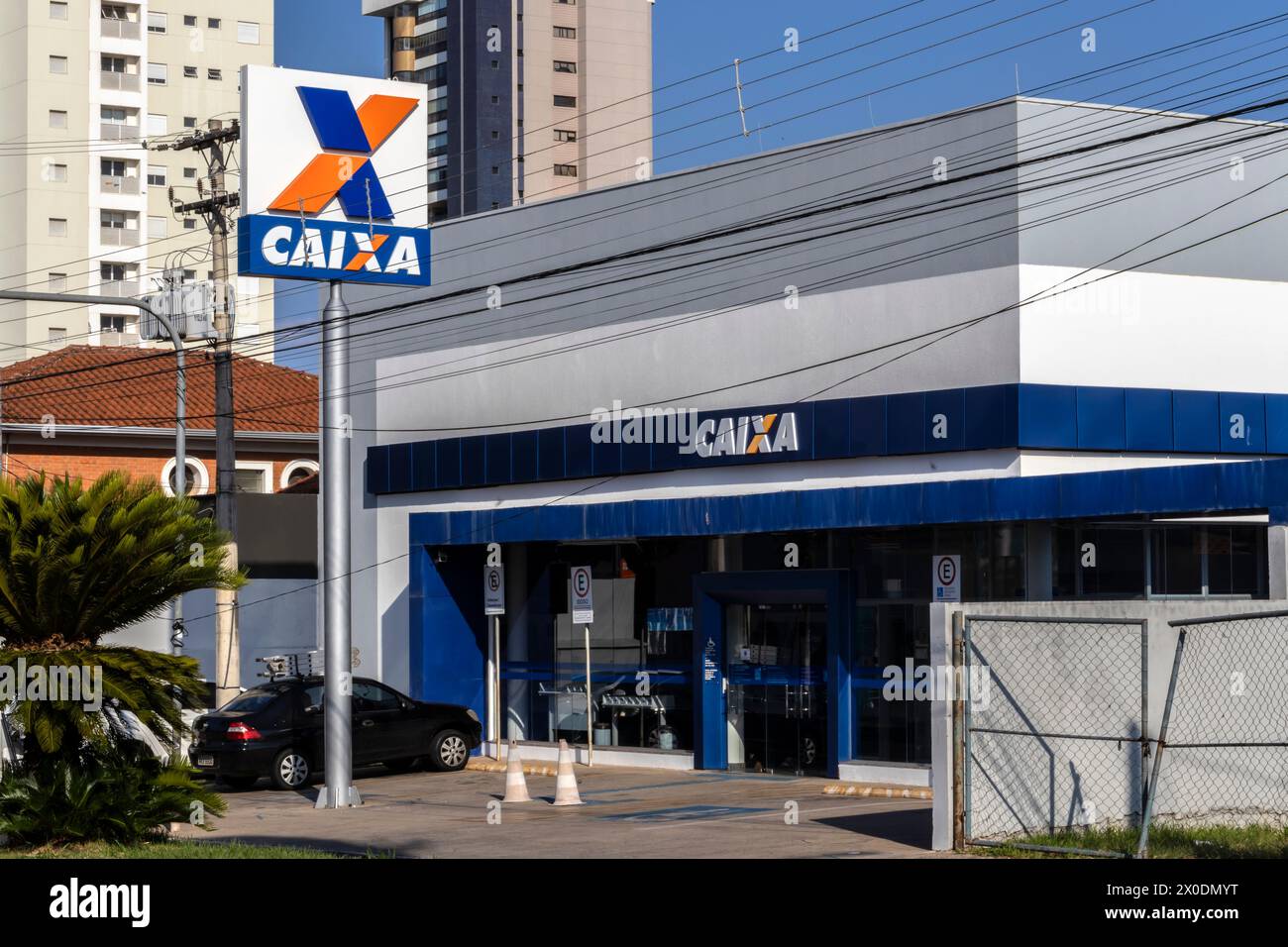 Marilia, San Paolo, Brasile, 18 ottobre 2023. Edificio e logo della filiale della Caixa economica Federal ( CEF ). È un istituto finanziario, nel Foto Stock