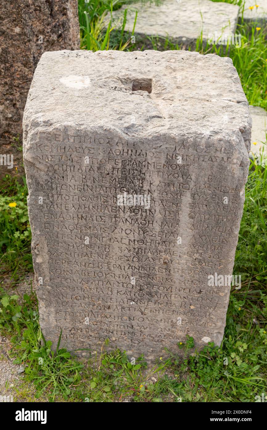 Antiche iscrizioni greche, antica Delfi, Tessaglia, Grecia. Foto Stock