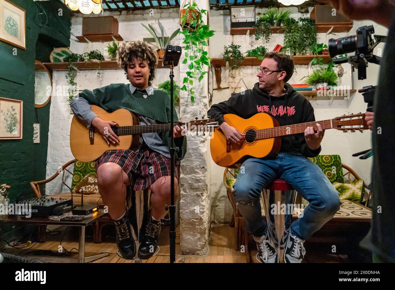 Ruti Olajugbagbe canta in una sessione acustica privata al bobby Fitzpatrick Bar nel nord-ovest di Londra Foto Stock