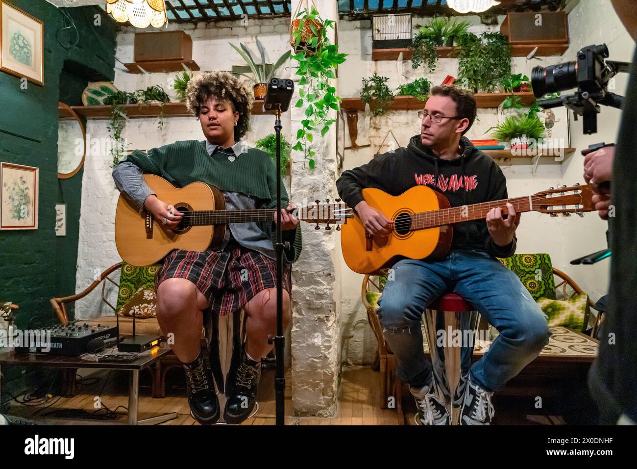 Ruti Olajugbagbe canta in una sessione acustica privata al bobby Fitzpatrick Bar nel nord-ovest di Londra Foto Stock