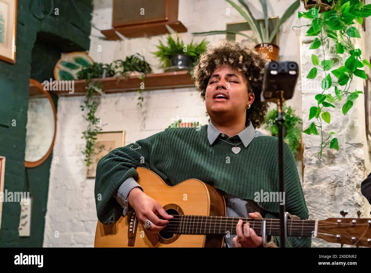 Ruti Olajugbagbe canta in una sessione acustica privata al bobby Fitzpatrick Bar nel nord-ovest di Londra Foto Stock