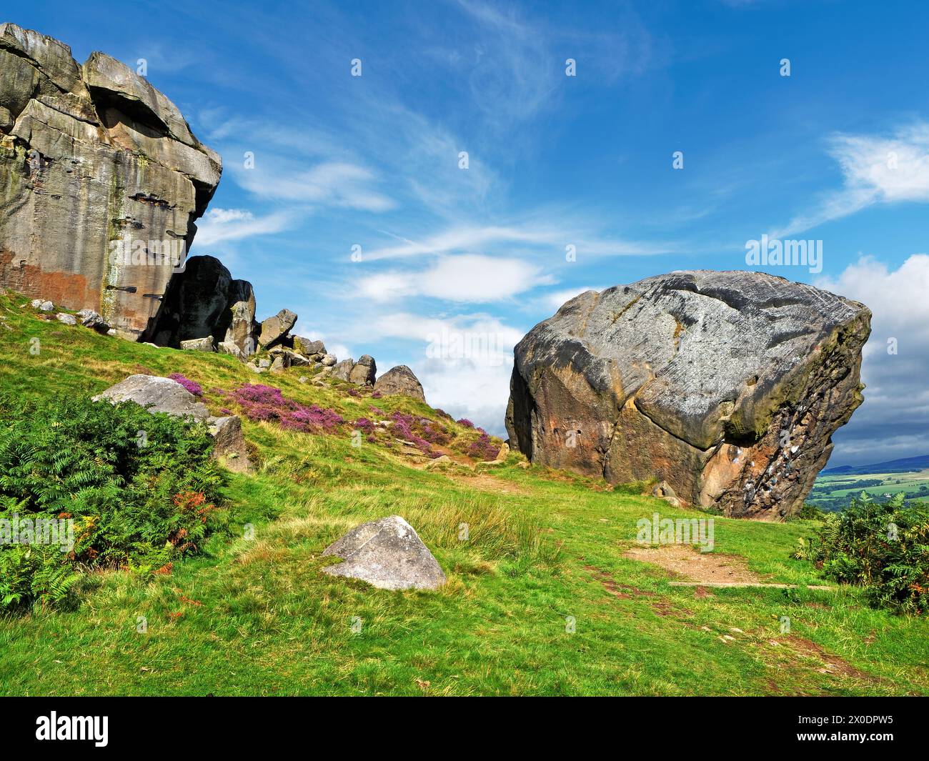 Regno Unito, West Yorkshire, Ilkley, Ilkley Moor Cow e Calf Rocks. Foto Stock
