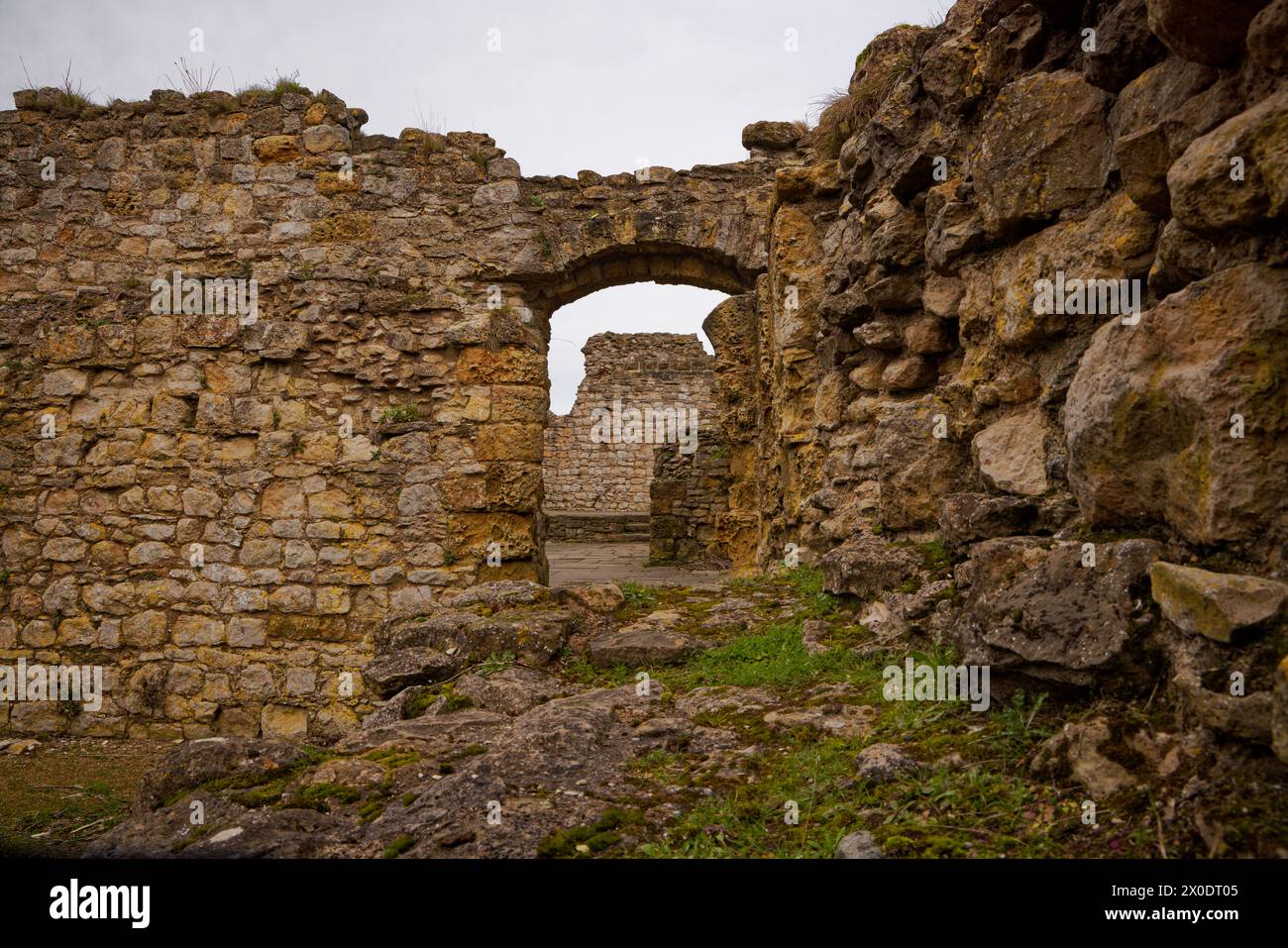 Edifici rovinati nel castello di Scarborough, in Inghilterra. Foto Stock