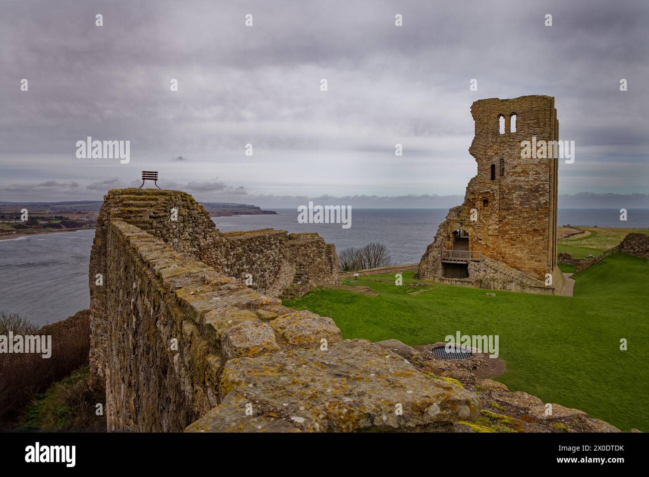 Il muro di cinta in rovina e la tenuta di un castello sulla scogliera che si affaccia sul mare, il castello di Scarborough, North Yorkshire, Inghilterra. Foto Stock