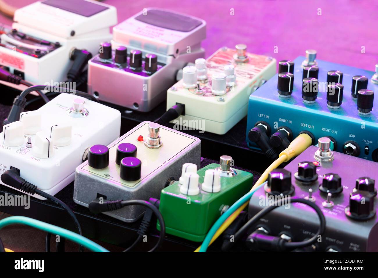 Vista ravvicinata di diversi pedali con effetto chitarra allineati pronti per un concerto. Foto Stock