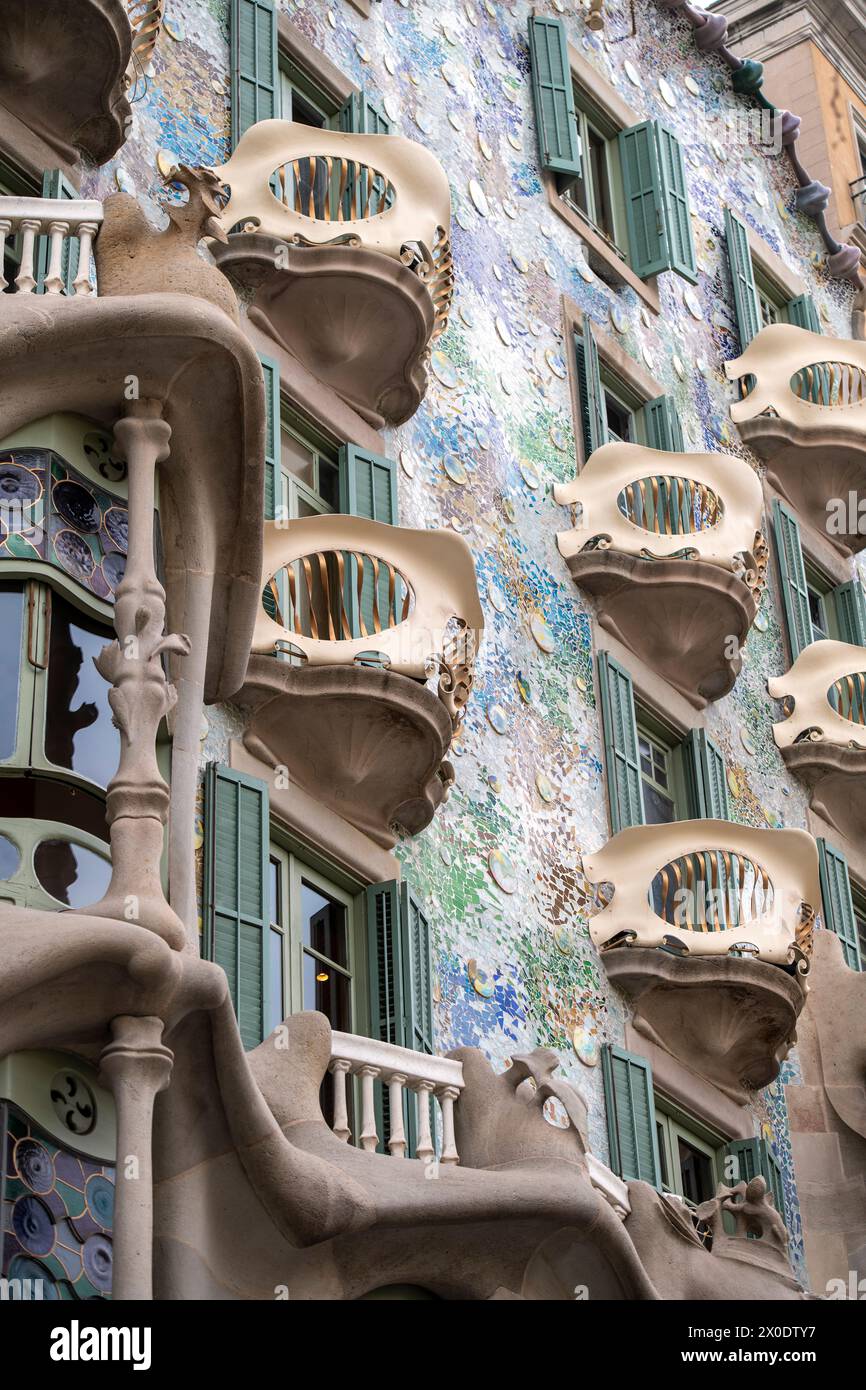 Esterno di Casa Batlló, un edificio nel centro di Barcellona, Spagna, progettato da Antoni Gaudí. Foto Stock