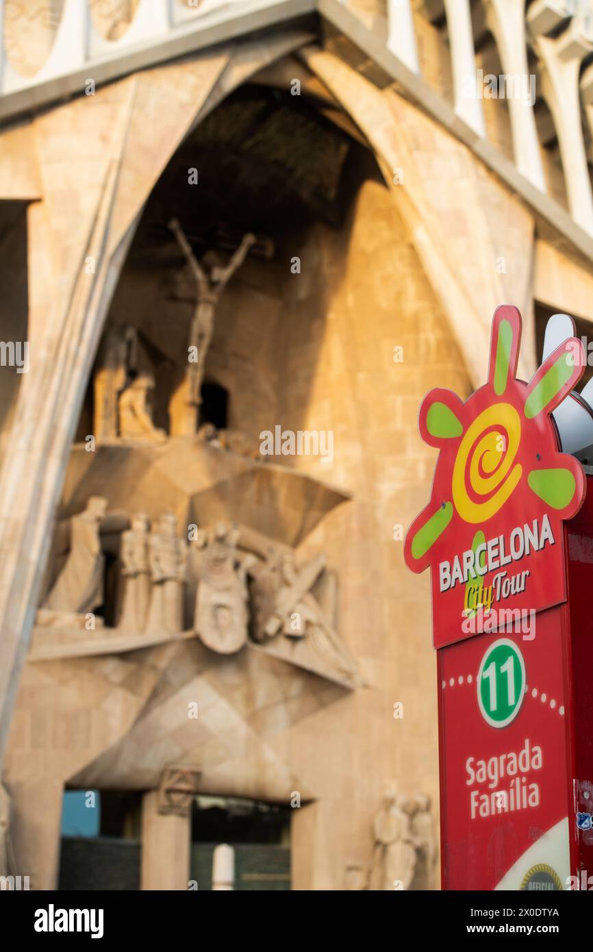 Fermata dell'autobus per il tour della città all'esterno della basilica della Sagrada Familia a Barcellona, Spagna Foto Stock
