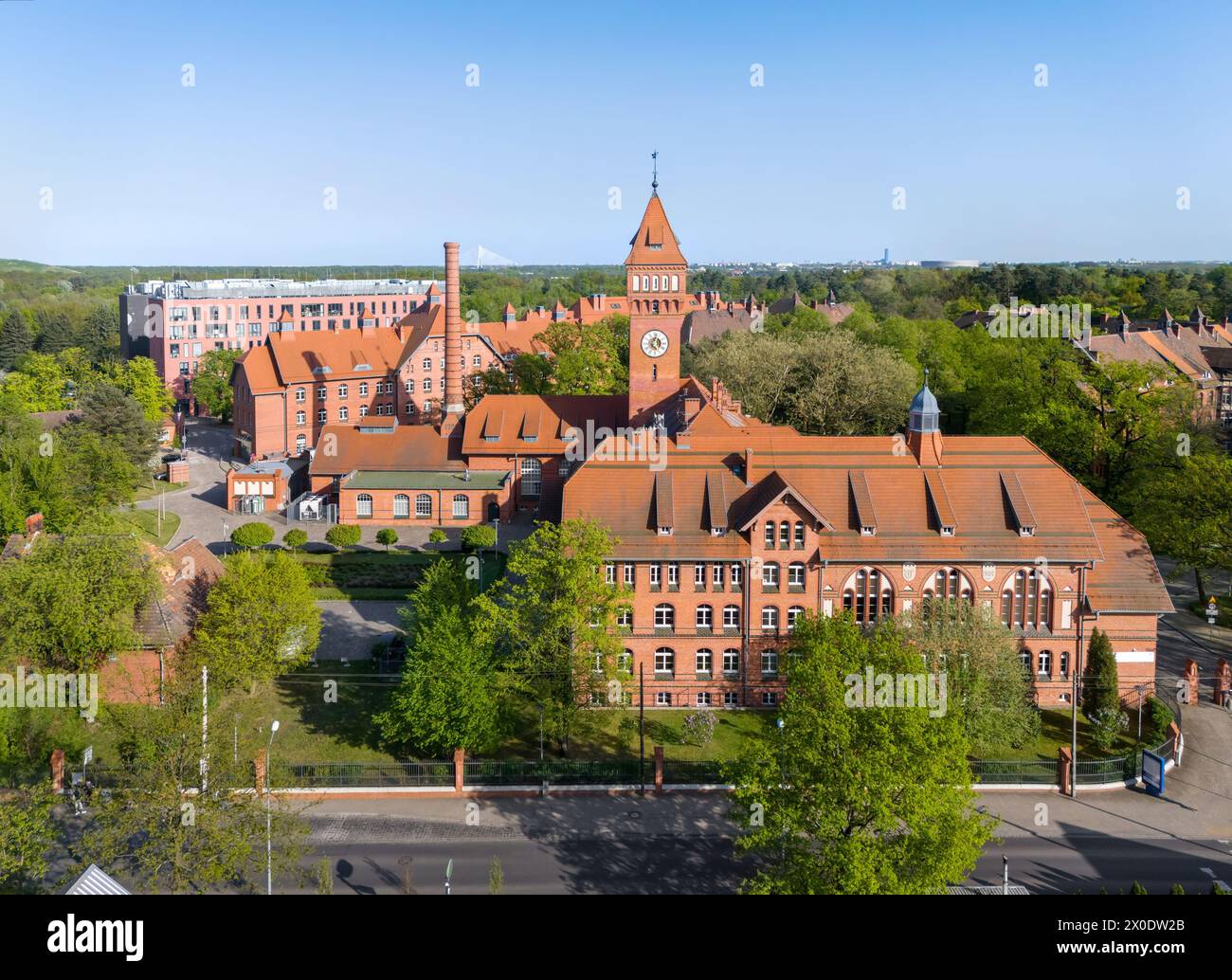 Breslavia, Polonia. Vista aerea del quartiere storico di Pracze Odrzanskie con edifici in mattoni rossi costruiti nel 1899-1913 Foto Stock