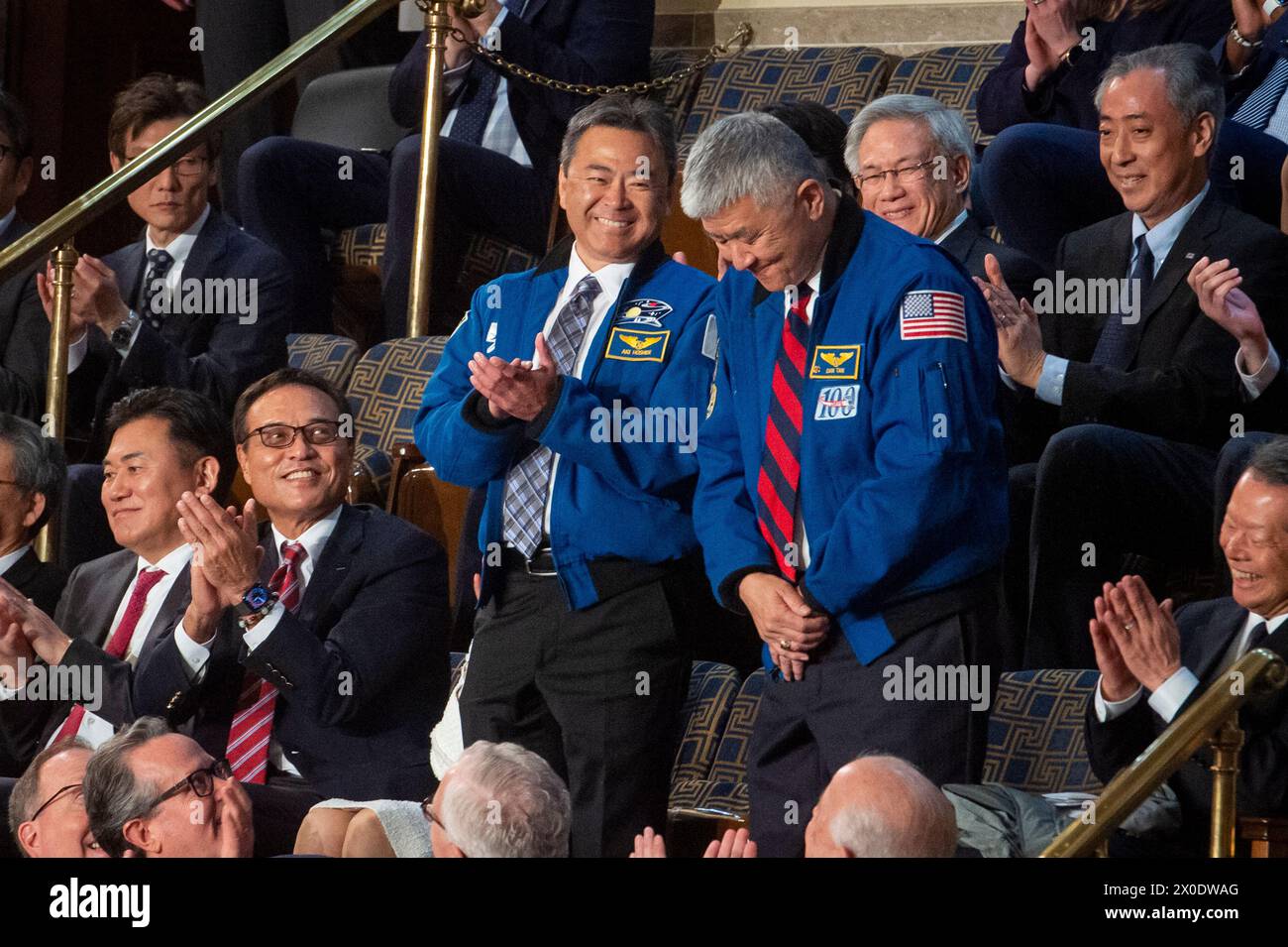 Washington, Stati Uniti d'America. 10 febbraio 2024. Gli astronauti giapponesi Daniel Tani e Akihiko Hoshide sono applauditi dal primo ministro giapponese Kishida Fumio mentre affronta una sessione congiunta del Congresso degli Stati Uniti nella camera della camera degli Stati Uniti nel Campidoglio degli Stati Uniti a Washington, DC giovedì 11 aprile 2024. Credito: Rod Lamkey/CNP/Sipa USA credito: SIPA USA/Alamy Live News Foto Stock