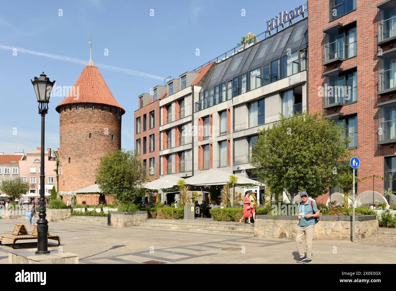 Gdansk Hilton Hotel e Swan Tower sulla passeggiata sul fiume Motlawa nella città Vecchia di Danzica, Polonia, Europa, EU Foto Stock