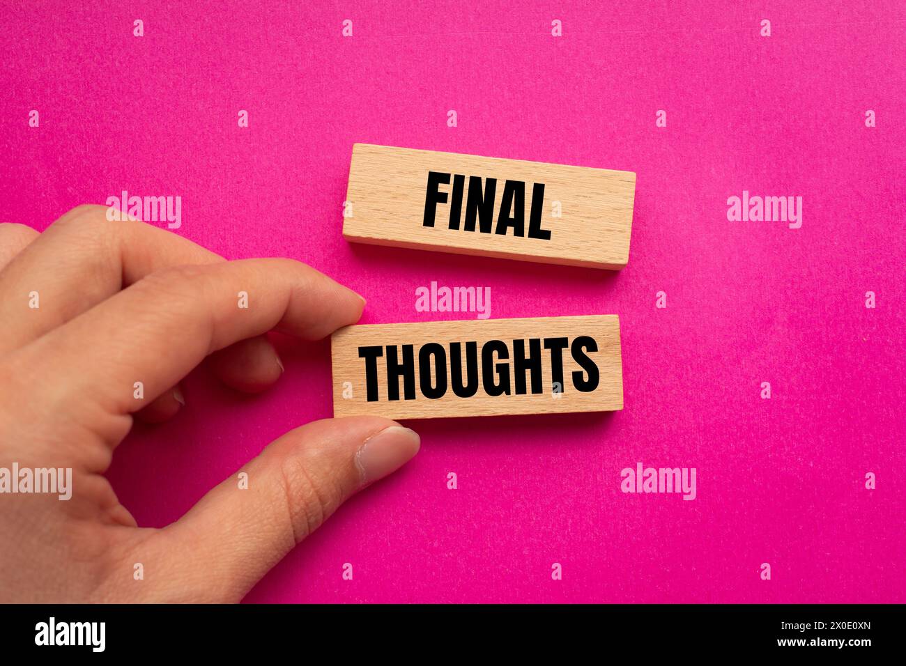 Pensieri finali parole scritte su blocchi di legno con sfondo rosa. Simbolo concettuale. Copia spazio. Foto Stock
