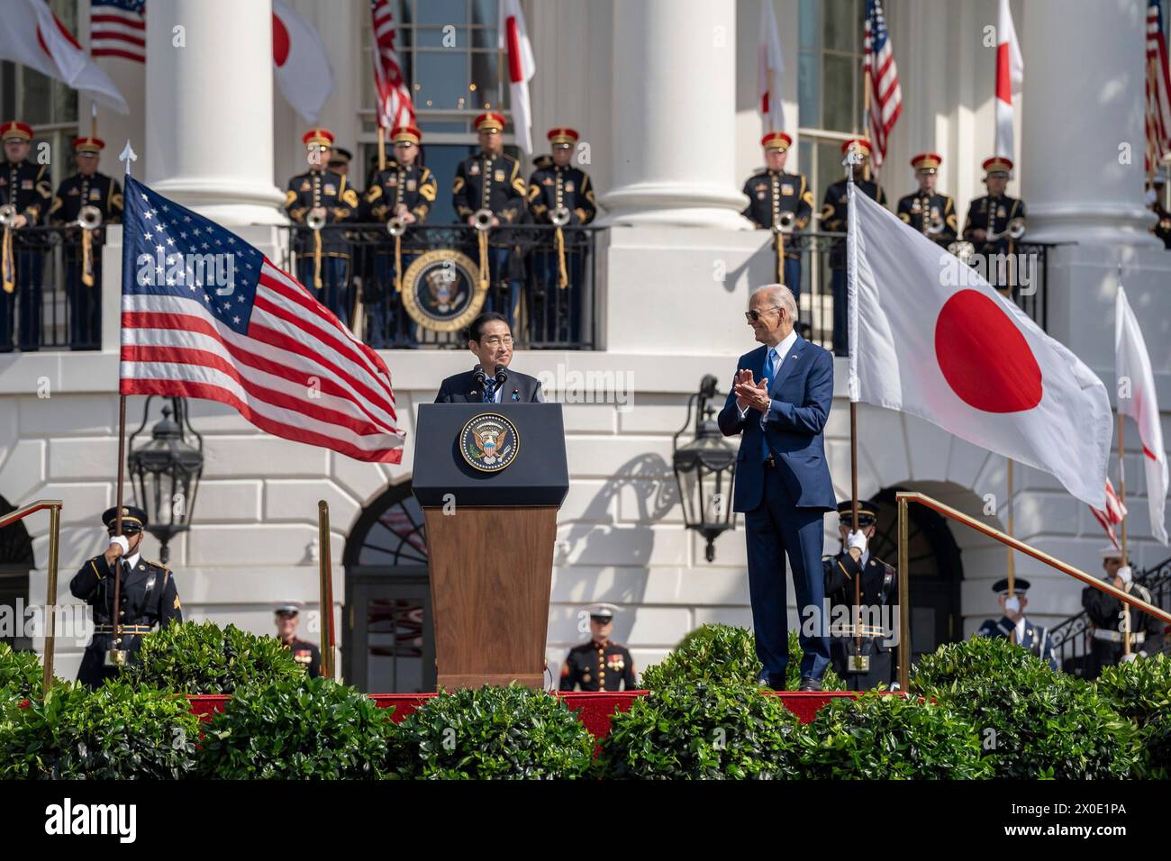 Washington, Stati Uniti d'America. 10 aprile 2024. Washington, Stati Uniti d'America. 10 aprile 2024. Il primo ministro giapponese Fumio Kishida, centro, pronuncia osservazioni come il presidente degli Stati Uniti Joe Biden, a destra, applaude durante la cerimonia di arrivo dello Stato sul South Lawn della Casa Bianca, 10 aprile 2024, a Washington, DC Credit: Erin Scott/White House Photo/Alamy Live News Foto Stock