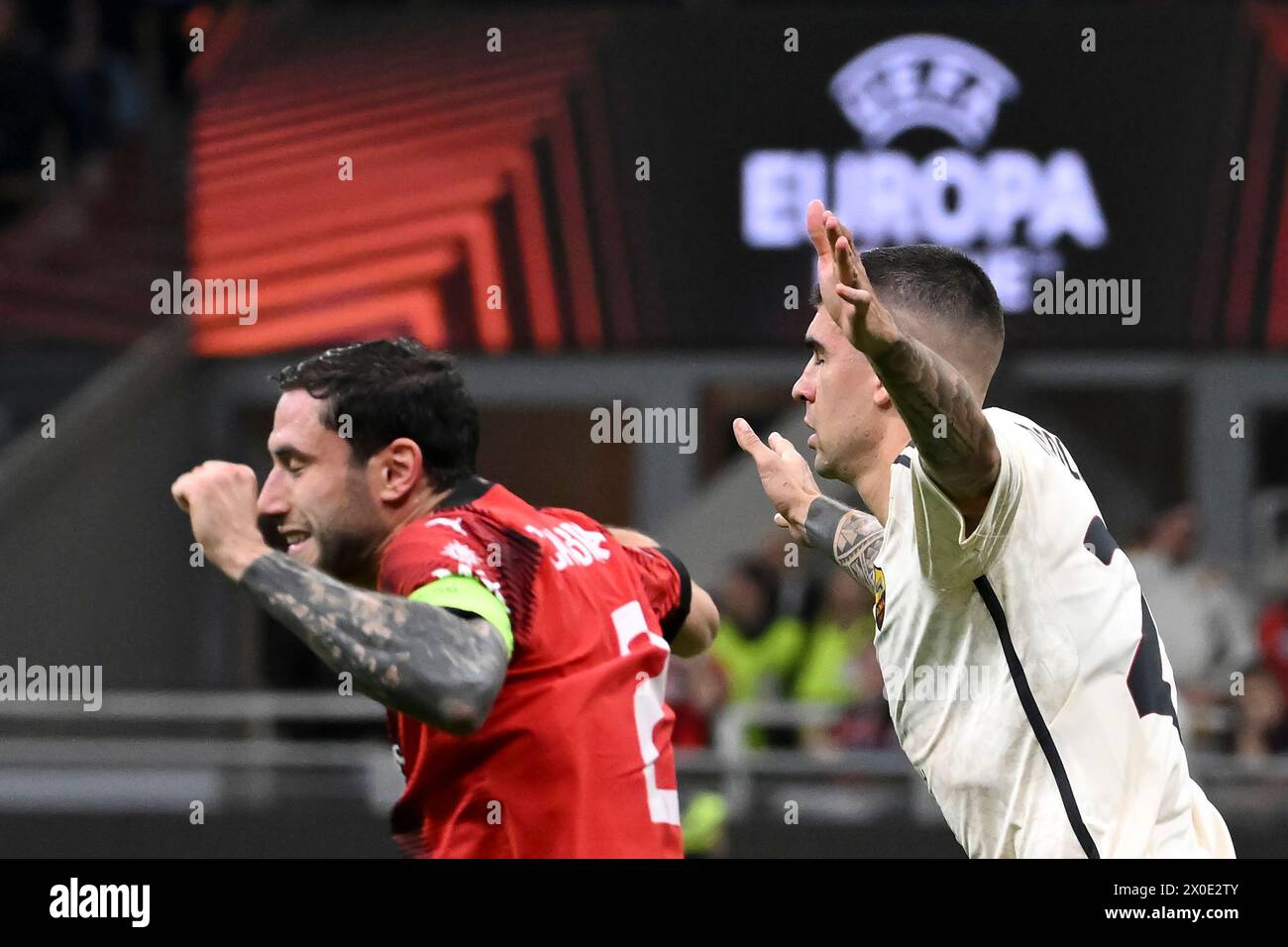 Milano, Italia. 11 aprile 2024. Gianluca Mancini dell'AS Roma festeggia dopo aver segnato il gol del 0-1 durante la partita di calcio Europa League tra l'AC Milan e L'AS Roma allo stadio San Siro di Milano (Italia), 11 aprile 2024. Crediti: Insidefoto di andrea staccioli/Alamy Live News Foto Stock