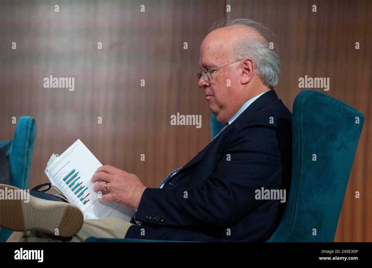 KARL ROVE, ex stratega repubblicano della Casa Bianca e staff dell'amministrazione Bush, studia mentre parla di politica e giornalismo con Jennifer Palmieri (mostrato a caldo) alla sessione conclusiva del forum Trust.News.Democracy sponsorizzato dalla LBJ Library di Austin il 10 aprile 2024. Rove è ora un esperto politico e spesso commentatore e scrittore di trasmissioni televisive. Crediti: Bob Daemmrich/Alamy Live News Foto Stock