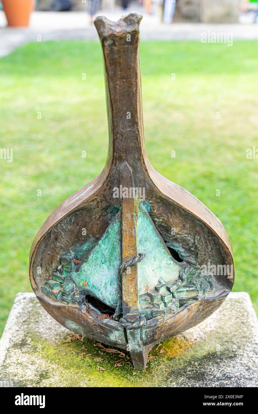 Scultura, chitarra sull'arco dello scultore Domingos de Oliveira de Mondim de Basto-Portugal. Foto Stock