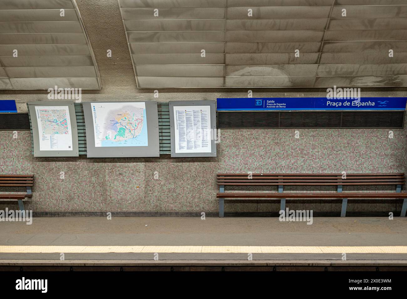 Atrio della stazione della metropolitana di Praga de Espanha con particolare attenzione al nome della zona, Lisbona. Foto Stock