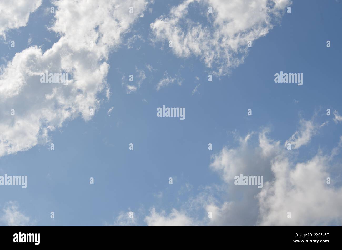 Nuvole in un cielo azzurro Foto Stock