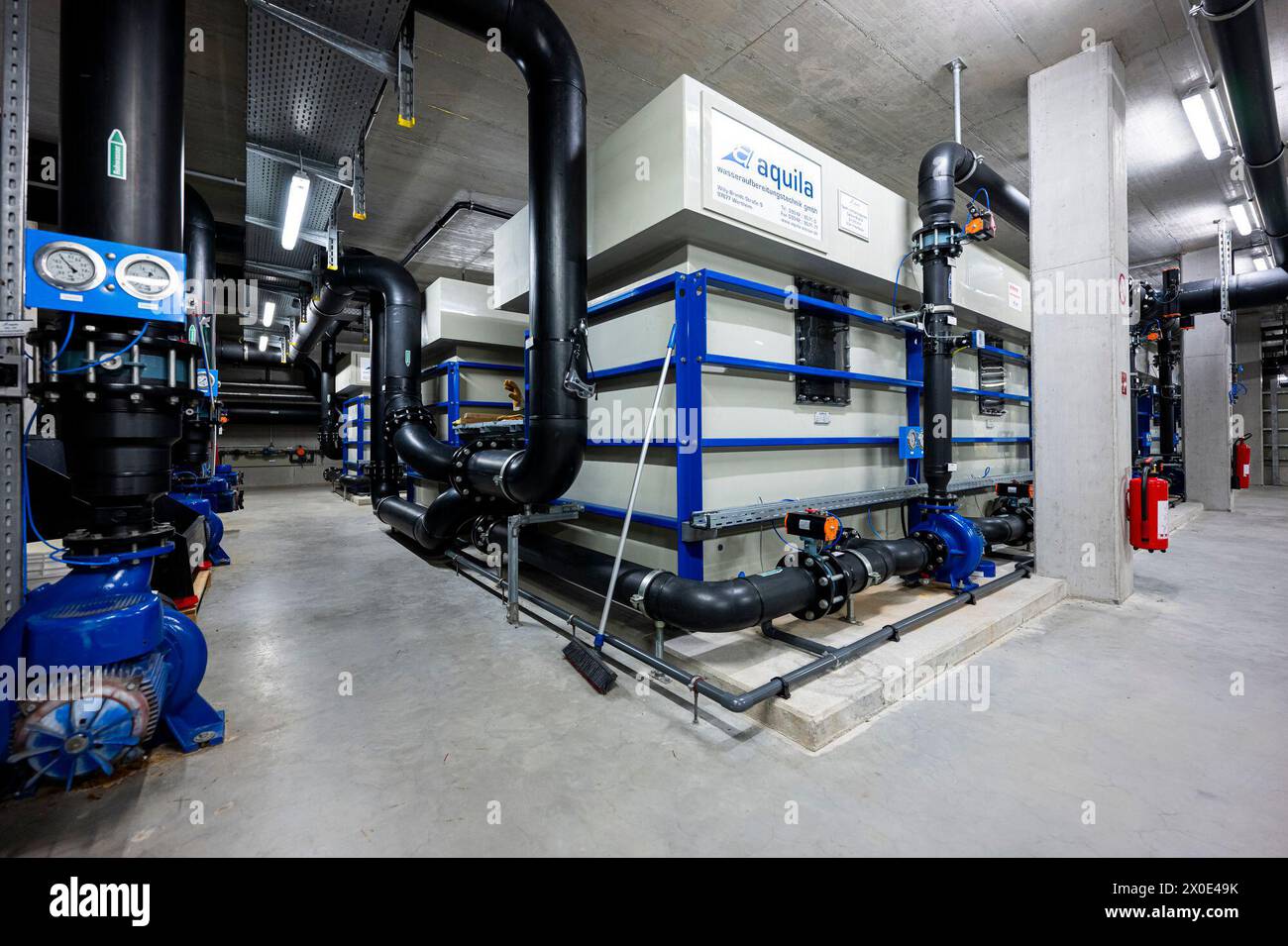 Erfurt, Germania. 11 aprile 2024. L'impianto di trattamento delle acque nel seminterrato del Nordbad di Erfurt. Crediti: Jacob Schröter/dpa/Alamy Live News Foto Stock