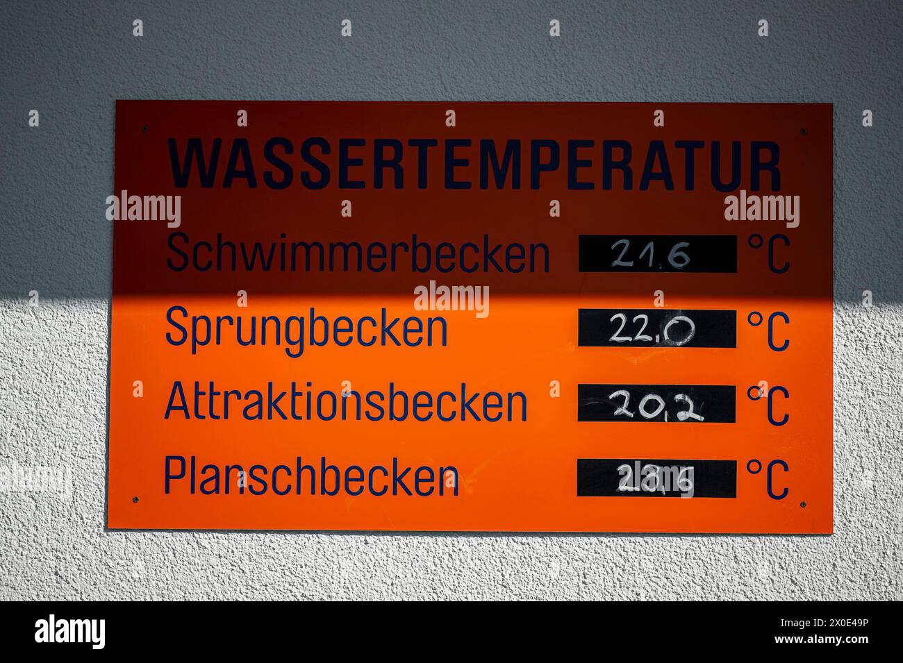 Erfurt, Germania. 11 aprile 2024. Le temperature dell'ultimo giorno di apertura prima della fine della stagione 2023 sono esposte su una tavola nella piscina all'aperto. Crediti: Jacob Schröter/dpa/Alamy Live News Foto Stock