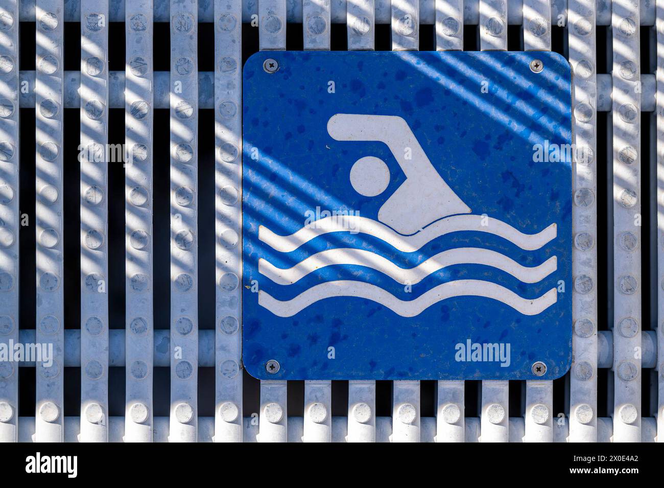 Erfurt, Germania. 11 aprile 2024. Un cartello sul bordo della piscina indica che si tratta di una piscina per nuotatori. Crediti: Jacob Schröter/dpa/Alamy Live News Foto Stock