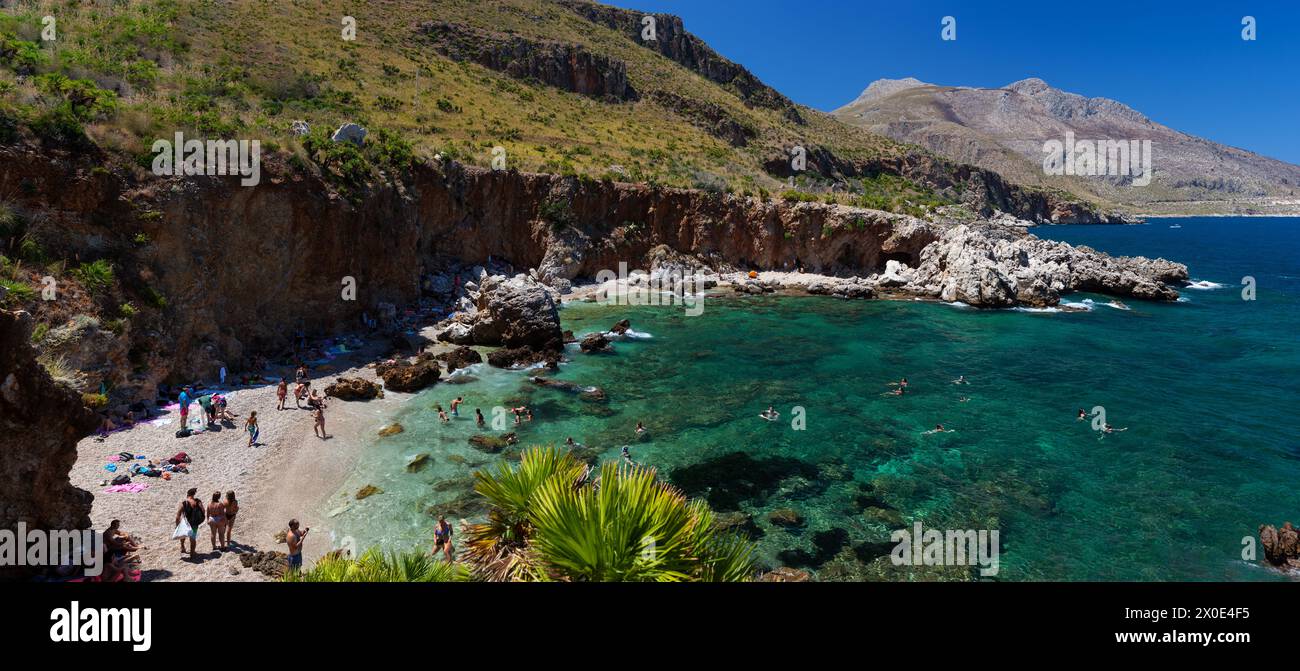 Scopello, Italia - 30 luglio 2023: Insenatura di Disa nella riserva naturale dello Zingaro sulla riva del Golfo di Castellammare sull'Isola di Sicilia Foto Stock