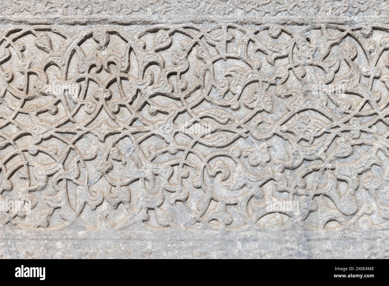 Motivo di intaglio arabo floreale astratto, texture di sfondo ravvicinata. Decorazioni murali in pietra antica Foto Stock