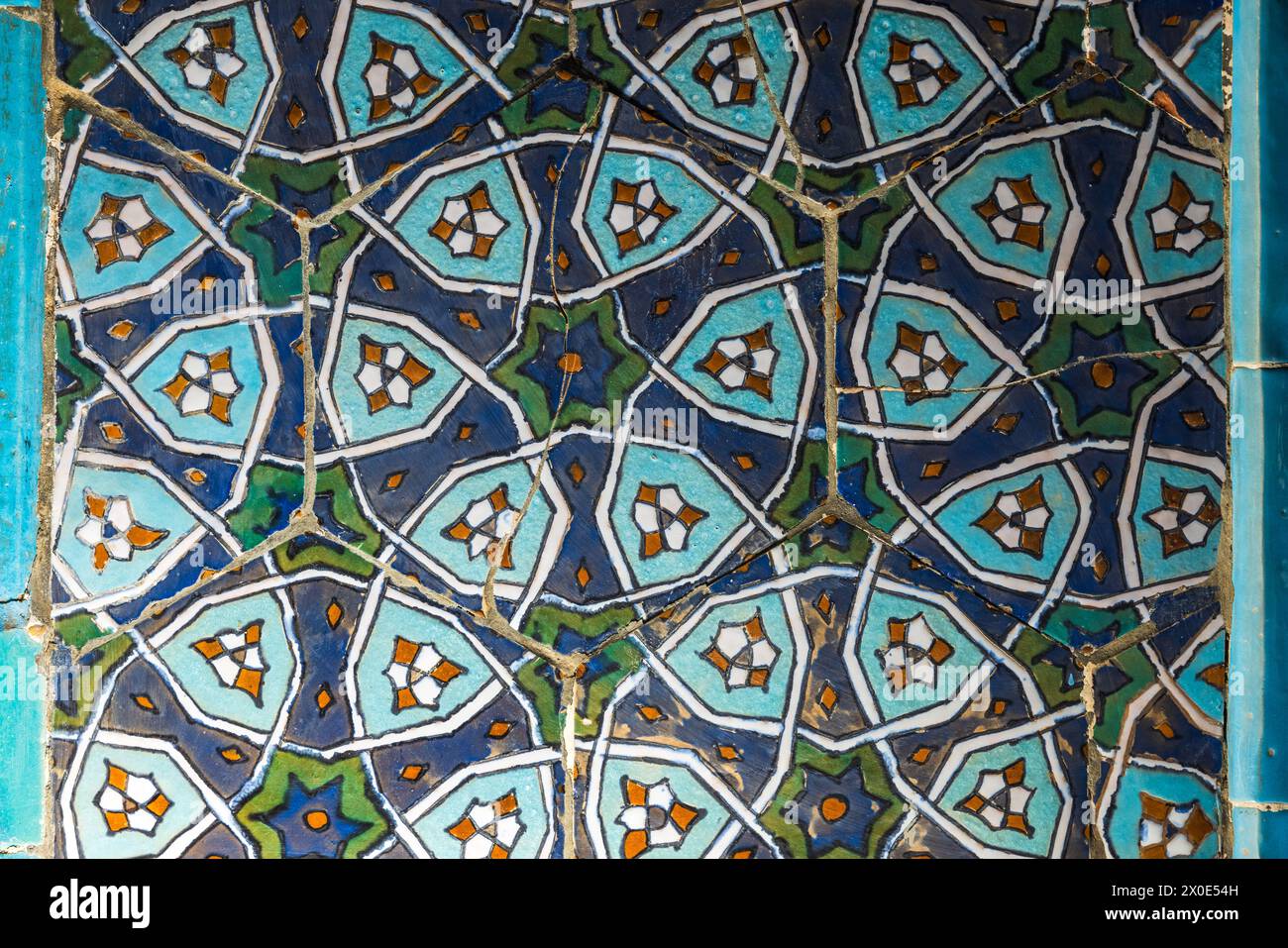 Decorazioni murali in mosaico a fessure antiche con motivo caleidoscopio arabo, vista frontale Foto Stock