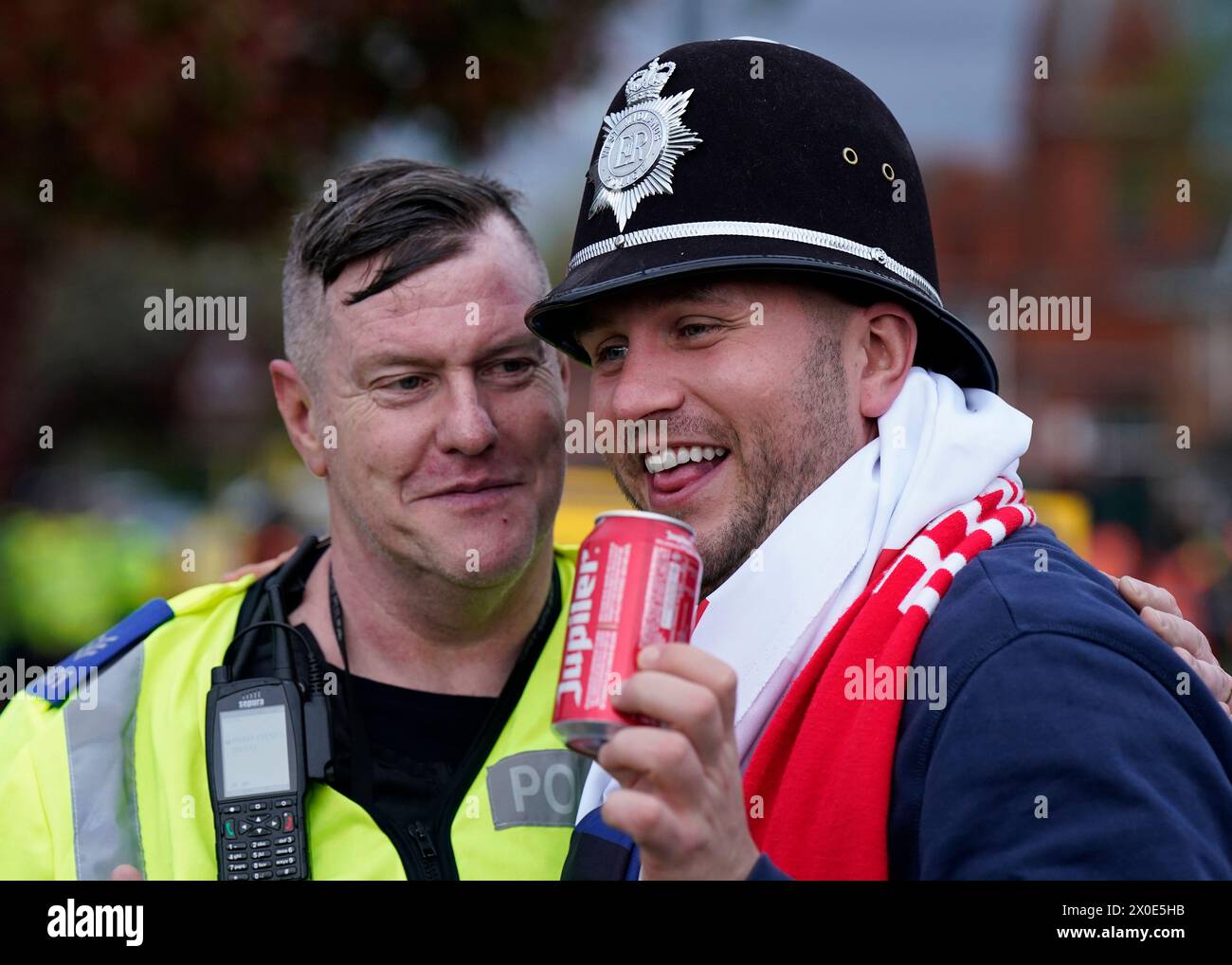 Birmingham, Regno Unito. 11 aprile 2024. Un tifoso della LOSC Lille tenta di indossare un casco di poliziotto durante la partita della UEFA Europa Conference League a Villa Park, Birmingham. Il credito per immagini dovrebbe essere: Andrew Yates/Sportimage Credit: Sportimage Ltd/Alamy Live News Foto Stock