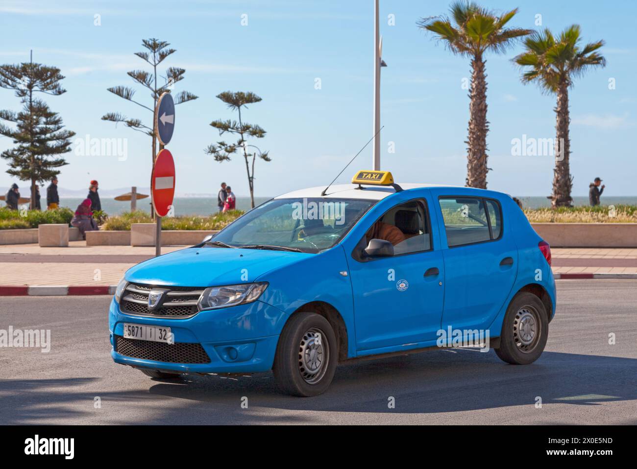 Essaouira, Marocco - gennaio 29 2019: Taxi blu vicino alla spiaggia diretto al centro città. Foto Stock