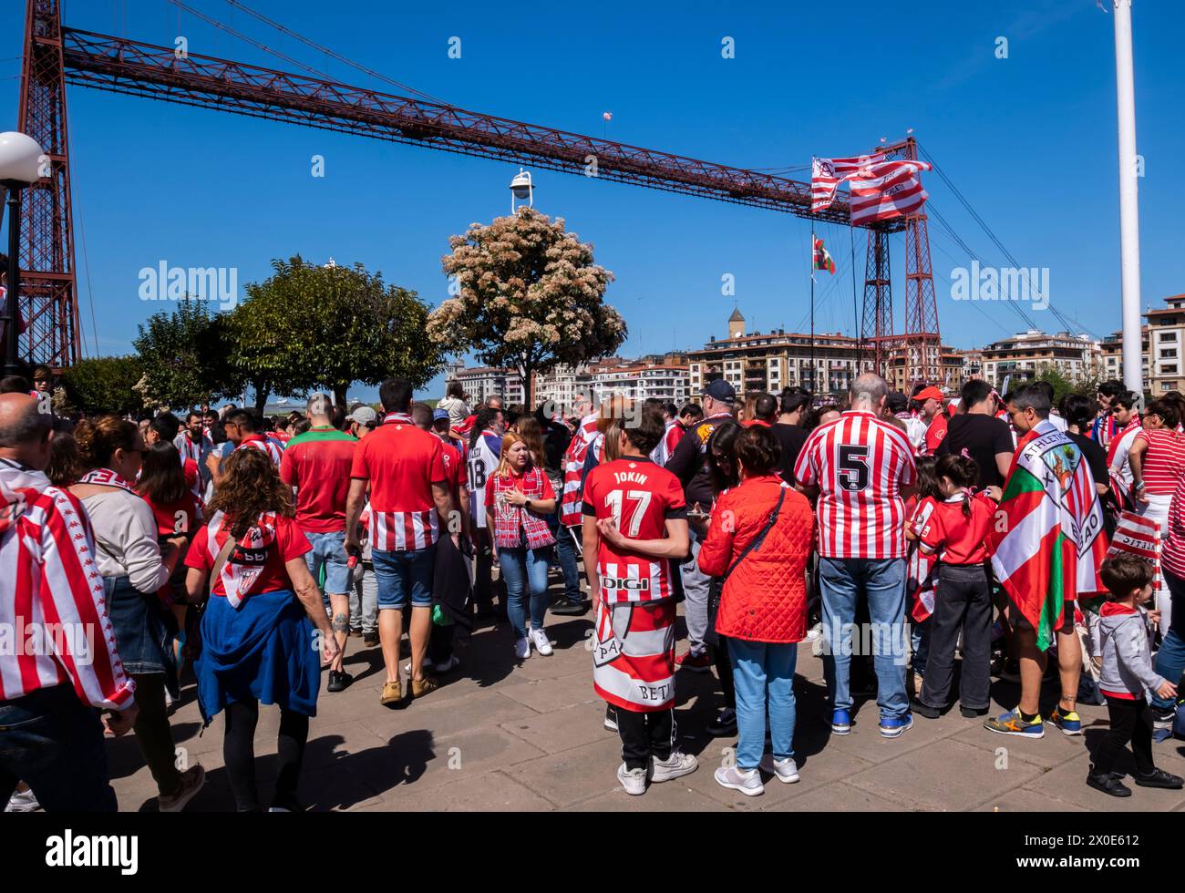 Folla che celebra la vittoria del club di calcio Athletic de Bilbao. Foto Stock