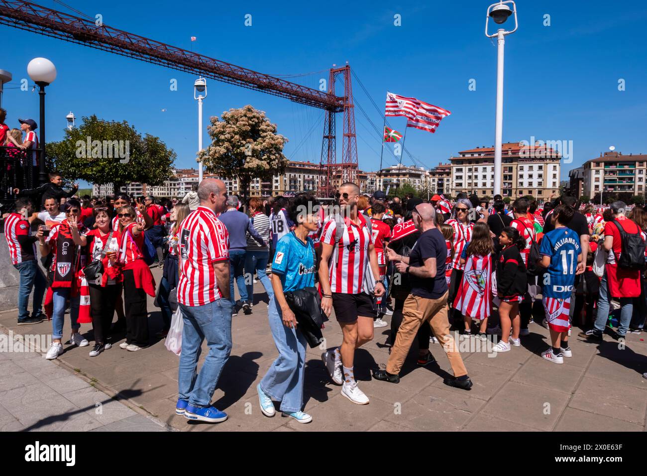 Folla che celebra la vittoria del club di calcio Athletic de Bilbao. Foto Stock