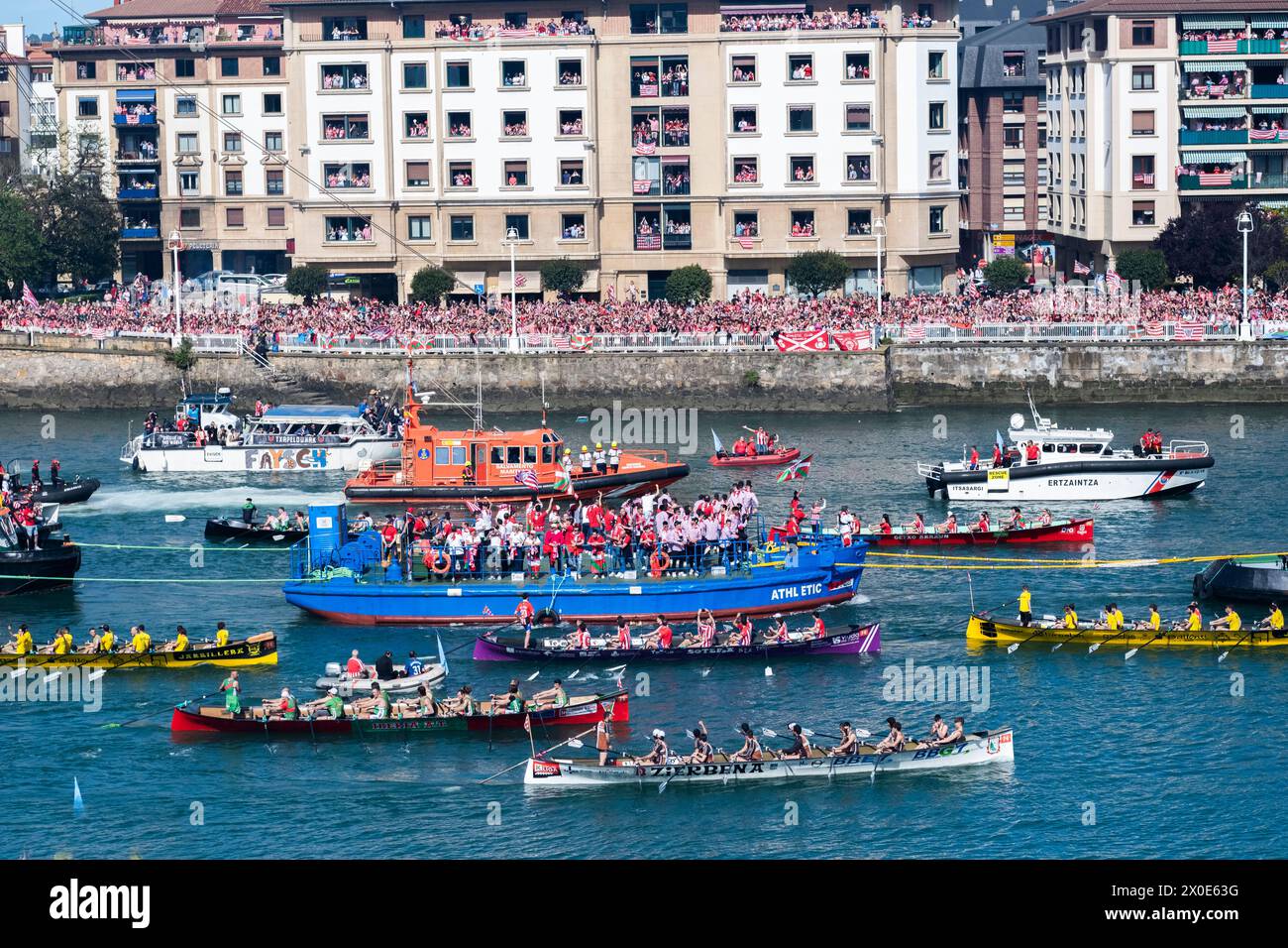 Gabarra con la squadra di calcio Athletic Club de Bilbao Foto Stock