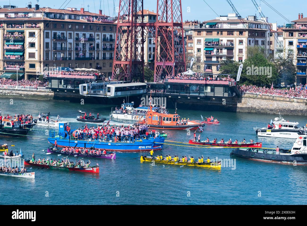 Gabarra con la squadra di calcio Athletic Club de Bilbao. Foto Stock