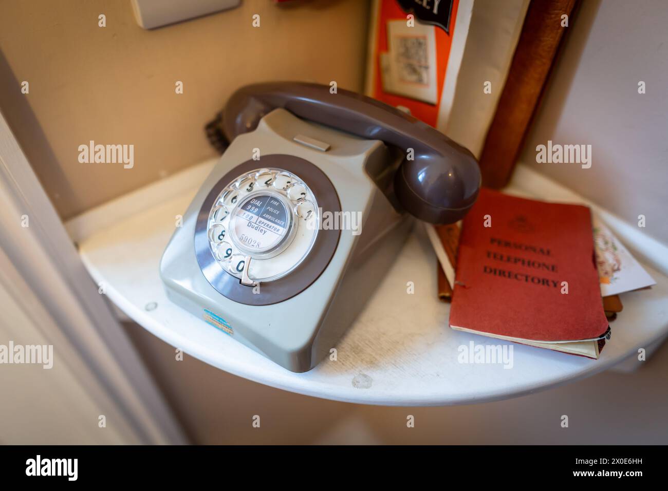 Telefono vecchio stile su un tavolo, Regno Unito Foto Stock