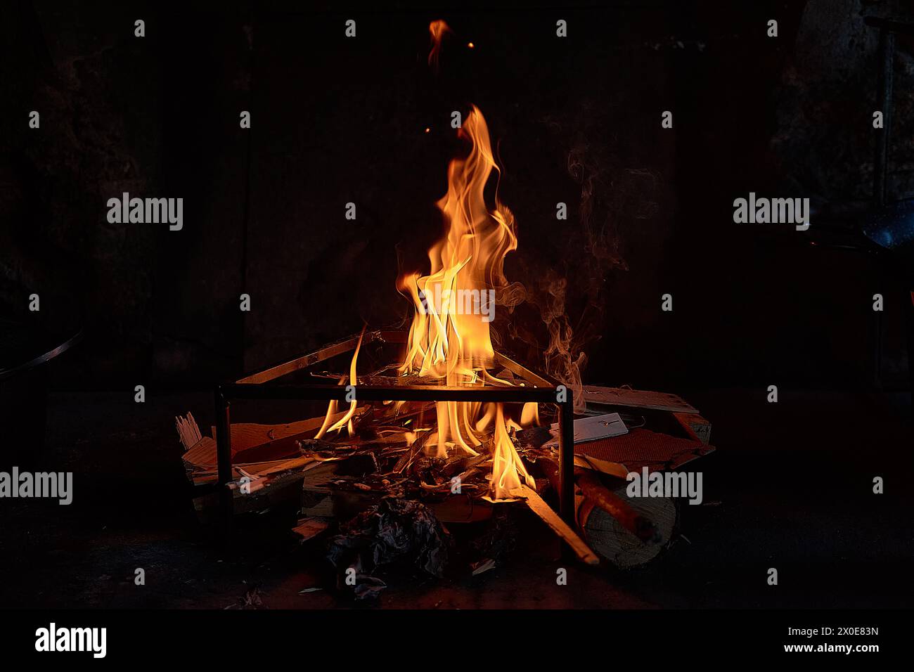 Foto di fiamma ad alta risoluzione e scintillio sul tavolo nero. fiamme. Texture tabella. Elemen per la progettazione astratta del movimento delle fiamme Foto Stock