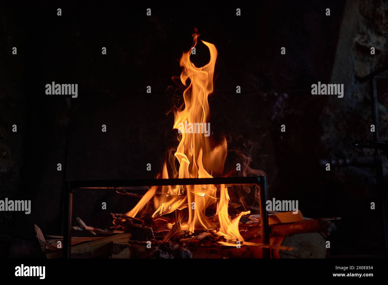 Foto di fiamma ad alta risoluzione e scintillio sul tavolo nero. fiamme. Texture tabella. Elemen per la progettazione astratta del movimento delle fiamme Foto Stock