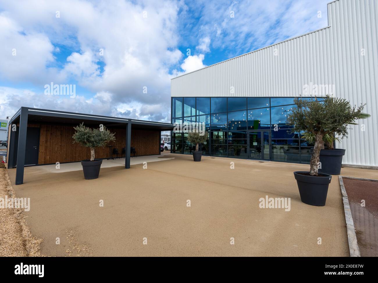 La costruzione di un moderno complesso sportivo con un enorme tetto in vetro e pergolato bioclimatico. L'edificio e' circondato da giardini Foto Stock
