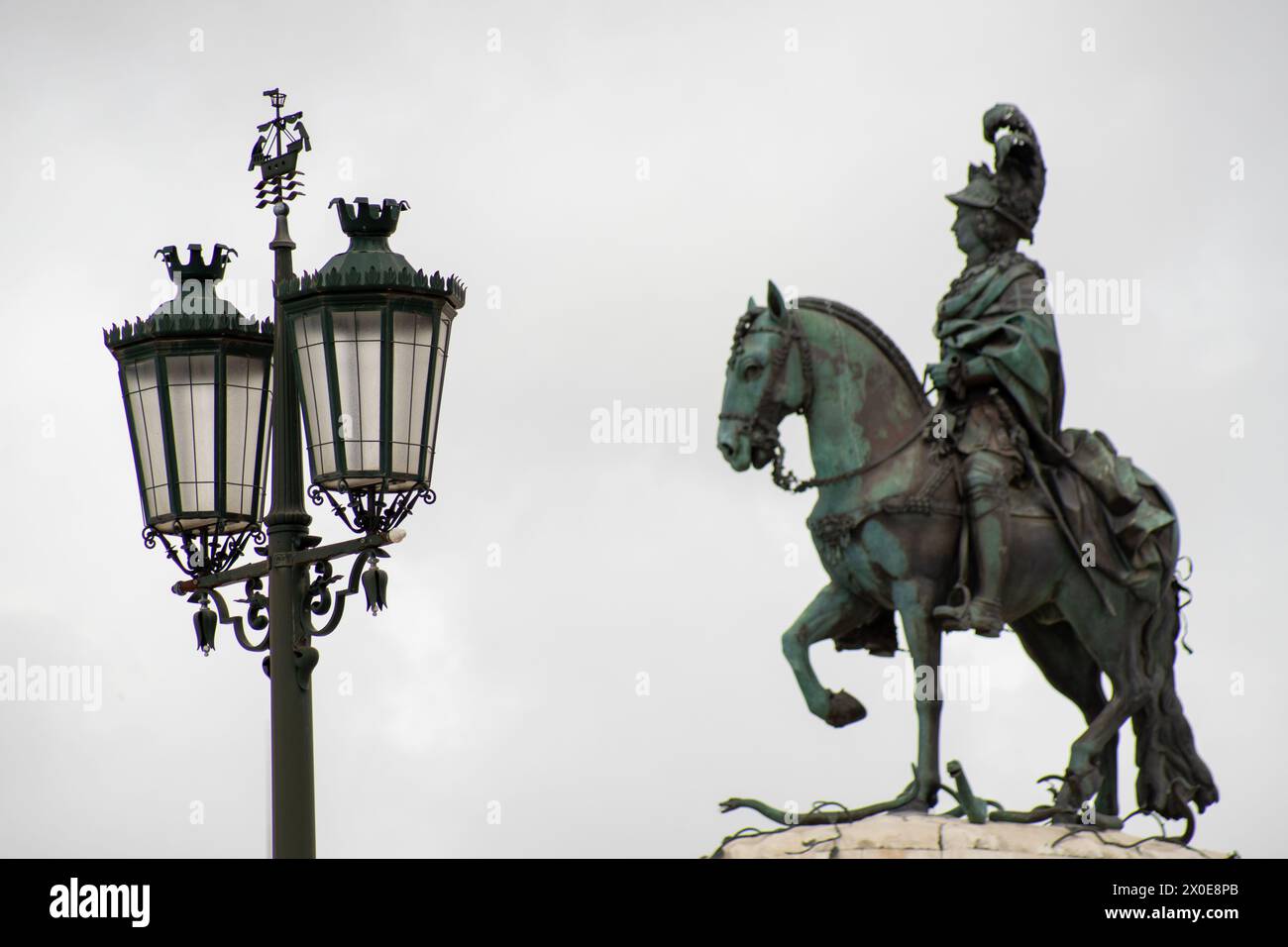 Statua equestre del cavaliere D. Jose al terreiro do paco di Lisbona, vista dalla parte anteriore perfettamente incorniciata simmetricamente tra le due statue Foto Stock