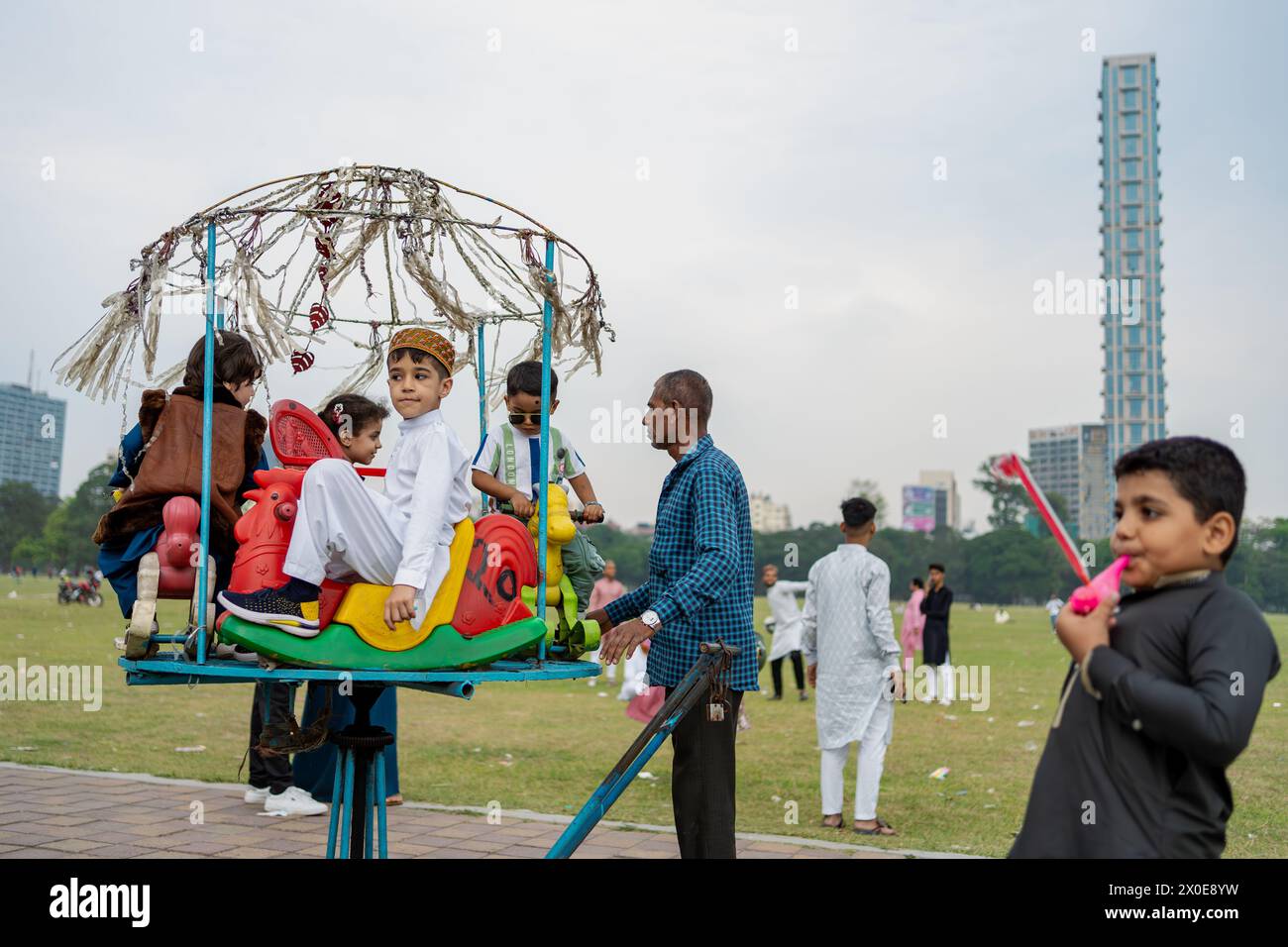 Kolkata, India. 11 aprile 2024. I bambini musulmani fanno giostre durante la celebrazione di Eid al-Fitr. Ogni anno, i musulmani della comunità afghana di Calcutta, India, visitano Maidan (un luogo famoso a Calcutta) con i loro amici e familiari per condividere la loro gioia mentre il paese celebra Eid al-Fitr, che segna la fine del santo mese di digiuno del Ramadan. (Foto di JIT Chattopadhyay/SOPA Images/Sipa USA) credito: SIPA USA/Alamy Live News Foto Stock