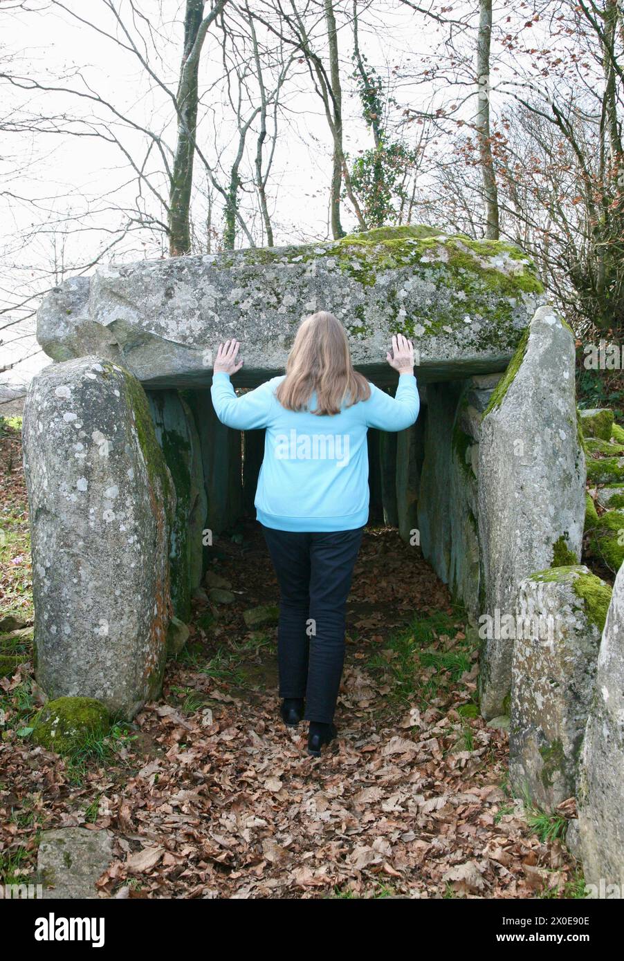 Una signora che regge il devil's Table a Passais-la-Conception, Domfront-en-Poiraie, Normandia, Francia, Europa Foto Stock